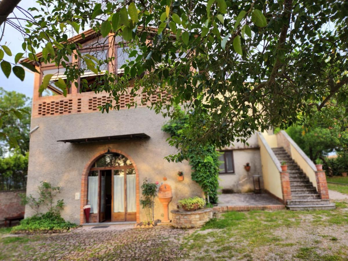 Il Giuggiolo - La Collina Della Quiete Bed & Breakfast Черталдо Екстериор снимка