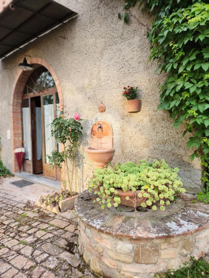 Il Giuggiolo - La Collina Della Quiete Bed & Breakfast Черталдо Екстериор снимка